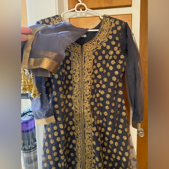 Long sleeve women’s shalwar kameez - Picture 3 of 8